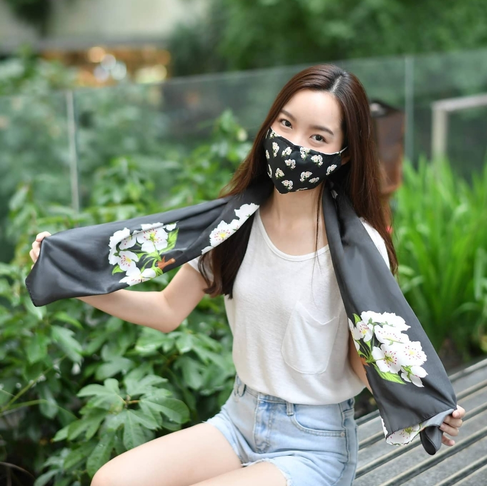 PearWear Blossom Mask & Silk Scarf Set - Black
